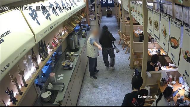 顾客不满下单后等26分钟 辱骂服务员:在我老家砸死你