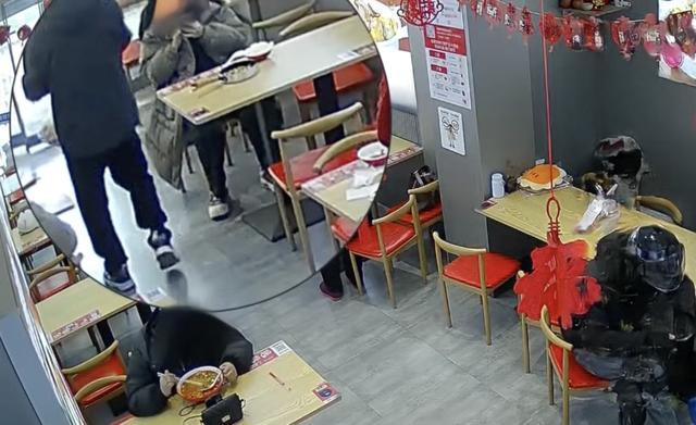 男子擦完鼻涕将纸扔女顾客餐桌 不仅没点单还想拿餐食