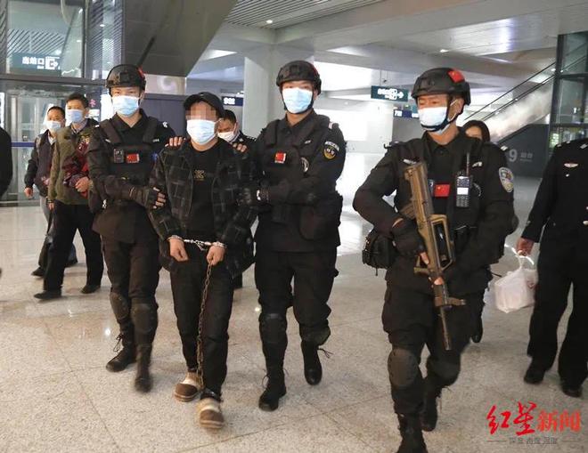 强奸大嫂凶手出狱去大嫂家 大嫂吓得穿内衣跑街上求救