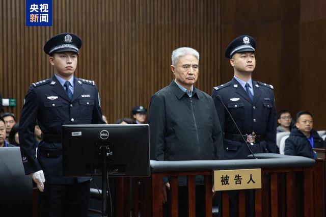 李微微受贿1.17亿余元被判无期 出庭受审时满头白发