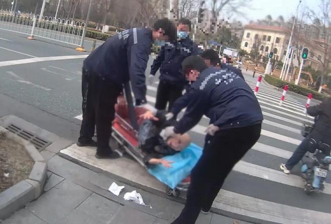 患癌母亲＂碰瓷＂货车司机 儿子怒斥母亲后赔司机3000元