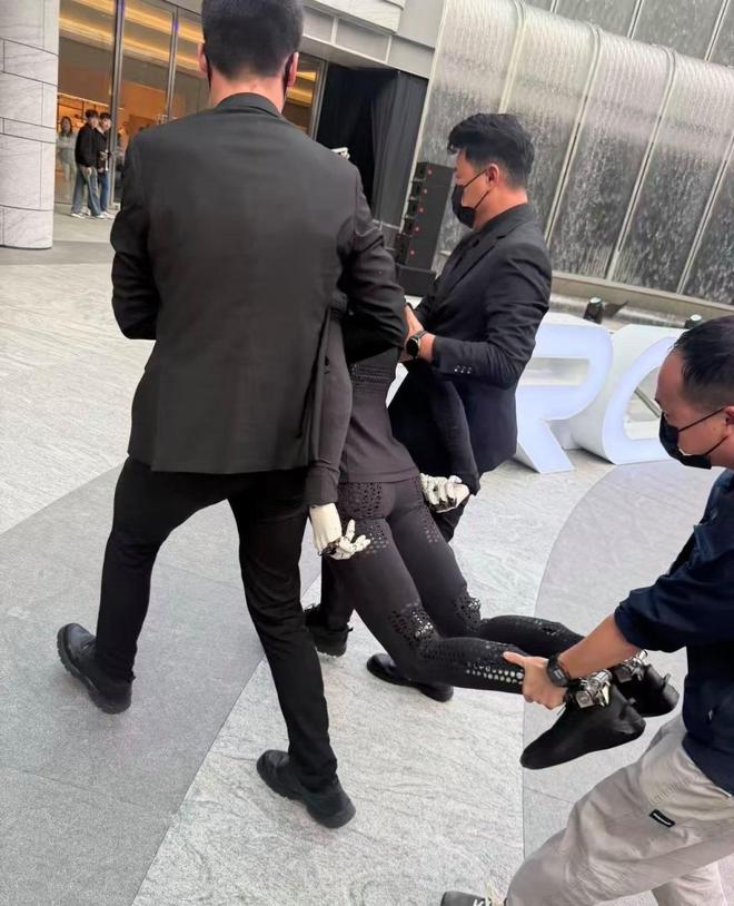 小鹏机器人首秀摔了 此前因步态太拟真被疑＂真人套壳＂