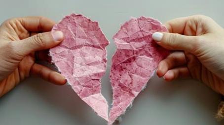 35岁男子自称婚内出轨女大学生 妻子还有40多天生产