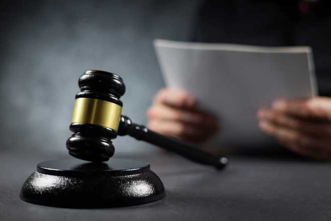 60岁老人猥亵7岁女童：将手伸入女童的生殖器官